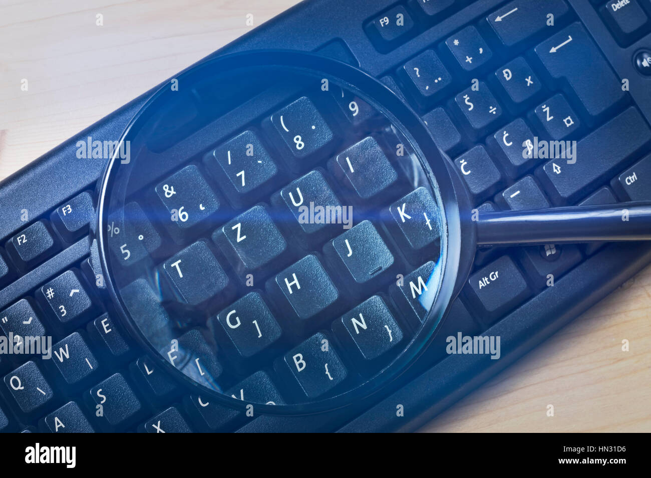 Images gros plan de loupe sur clavier. Concept de sécurité et d'enquêtes en ligne. Banque D'Images