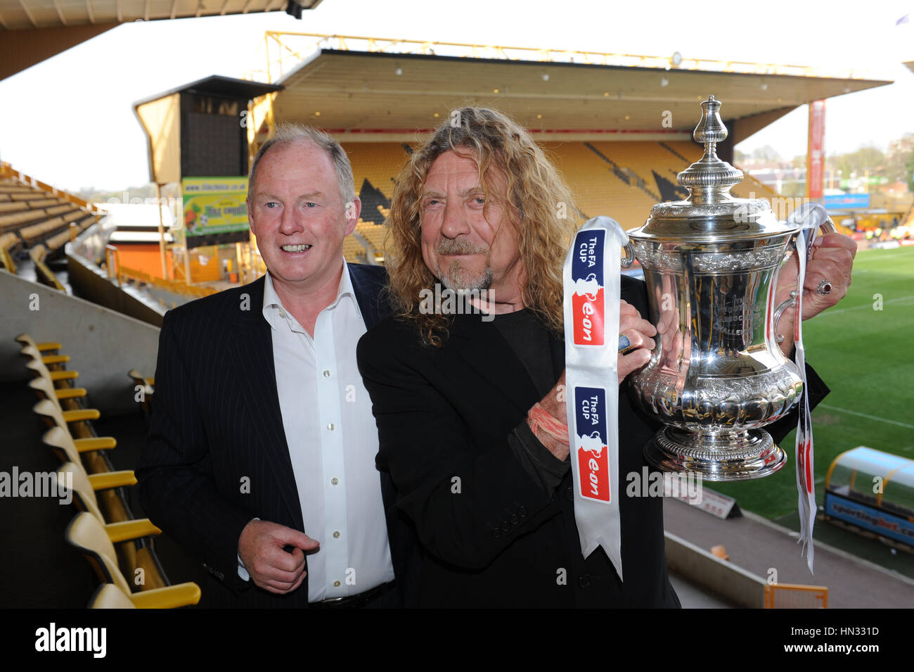 Wishfull thinking ...Wolverhampton Wanderers Président Steve Morgan et rock legend Robert Plant qu'ils obtiennent leurs mains sur la FA Cup 50 ans après W Banque D'Images