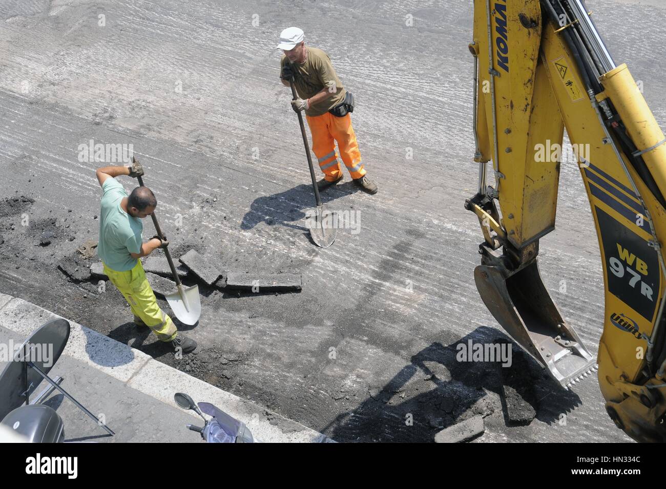 Cour pour le bitumage d'une route Banque D'Images