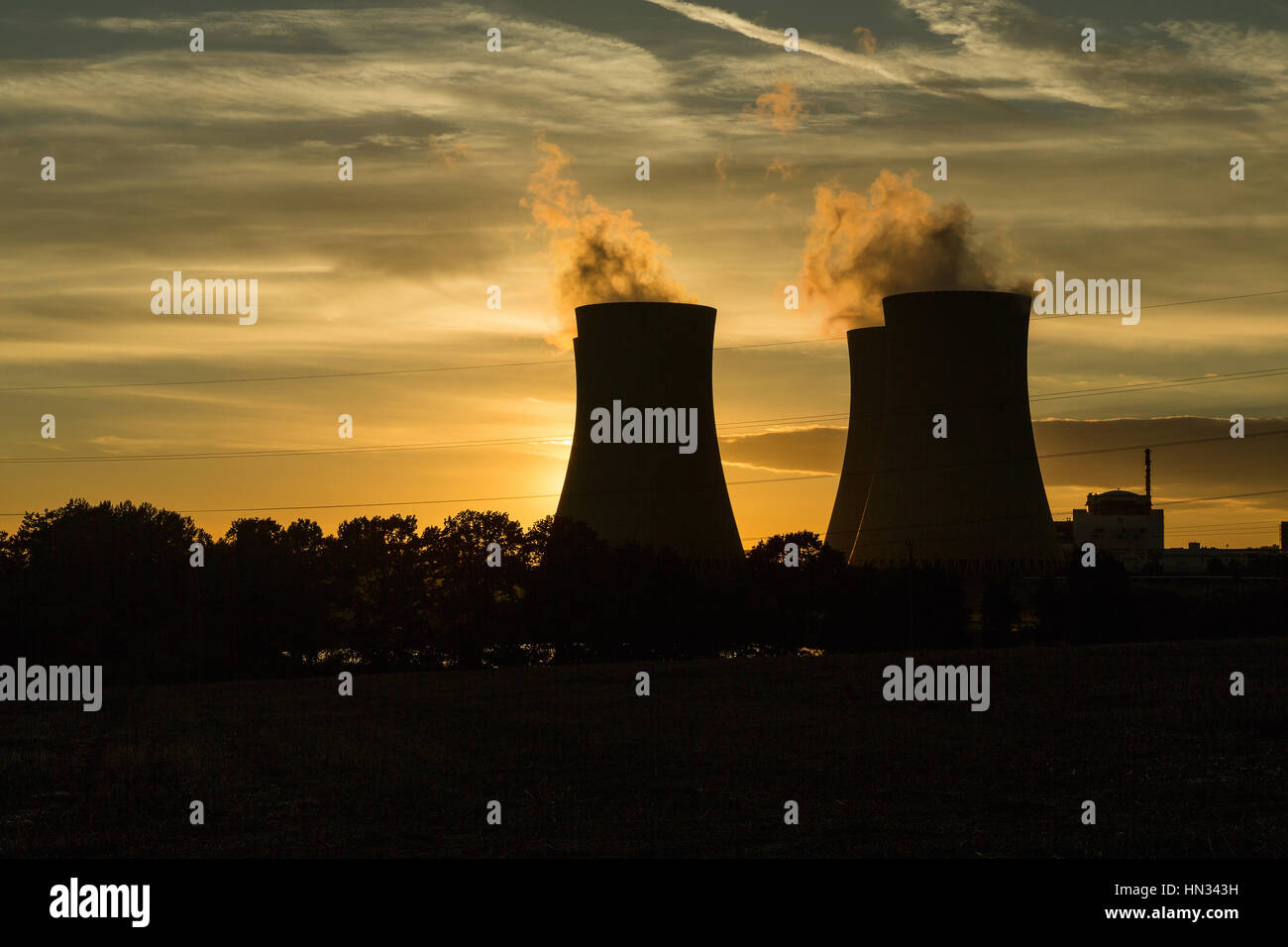 Même.nuclear power plant Temelin en République tchèque. Paysage au crépuscule avec de grandes cheminées. Des nuages de vapeur dérailler à partir d'une tour centrale nucléaire. Banque D'Images