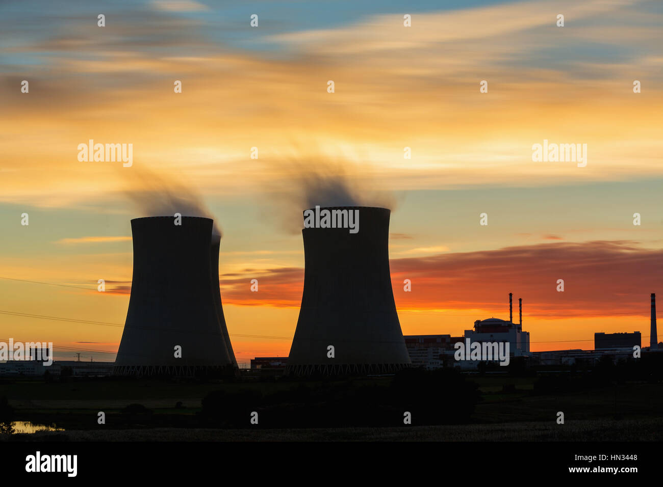 Même.nuclear power plant Temelin en République tchèque. Paysage au crépuscule avec de grandes cheminées. Des nuages de vapeur dérailler à partir d'une tour centrale nucléaire. Banque D'Images