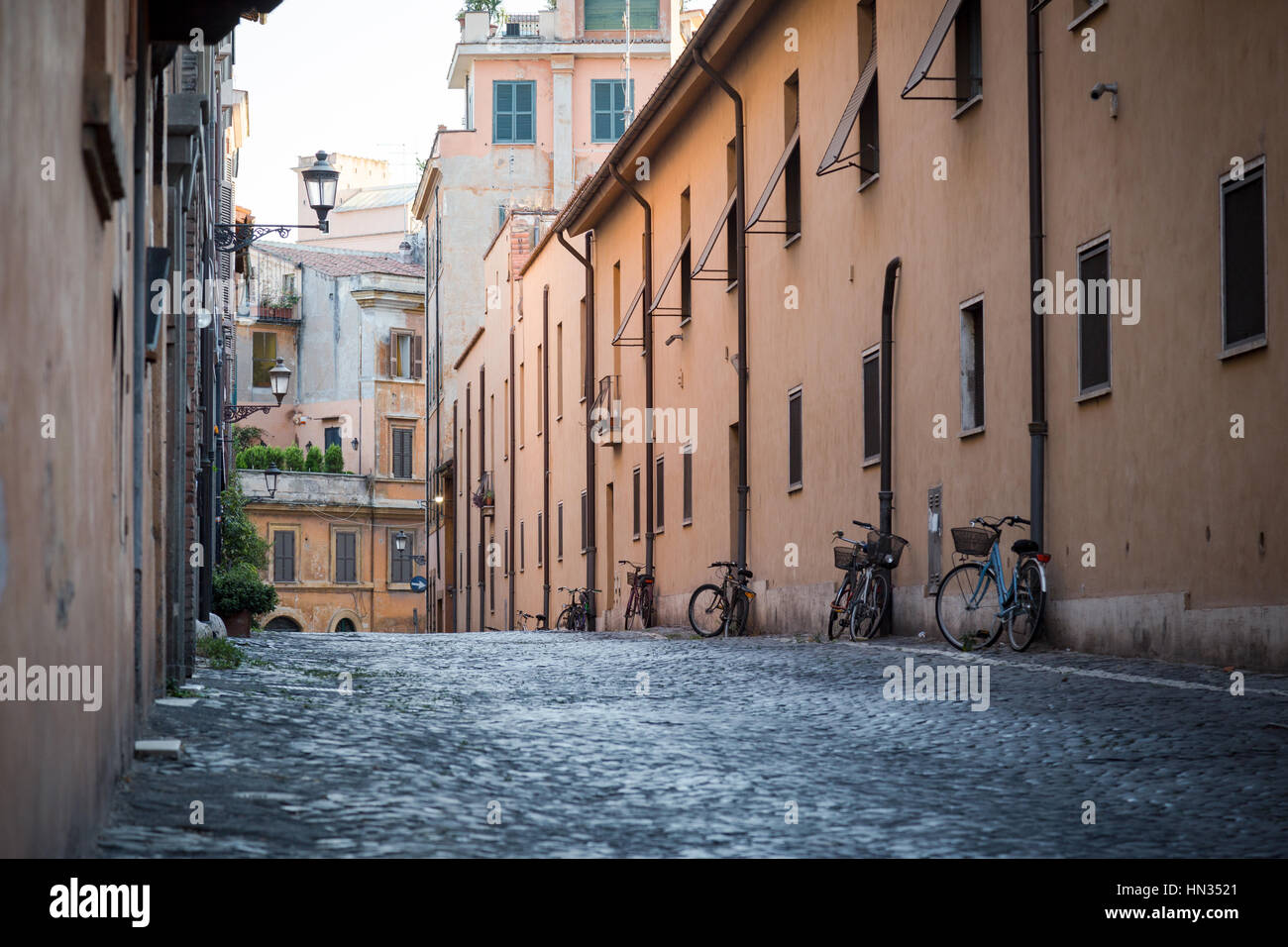 Une rue vide stationné avec bicylces à Rome, Italie. Banque D'Images