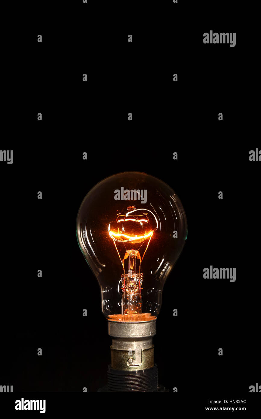 Image conceptuelle d'une lampe de feu de croisement synonyme d'une idée,  l'intellect ou l'invention isolé sur un fond noir Photo Stock - Alamy