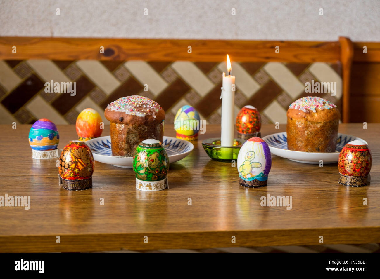 Les oeufs de Pâques, de gâteaux et de bougies sur une table Banque D'Images