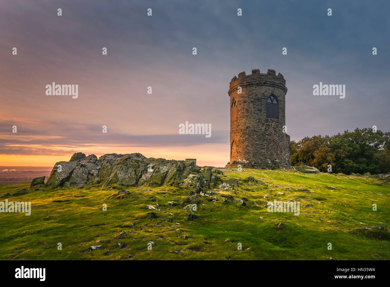 Le vieux John est une folie construite au point le plus élevé de Bradgate Park dans le Leicestershire. Banque D'Images