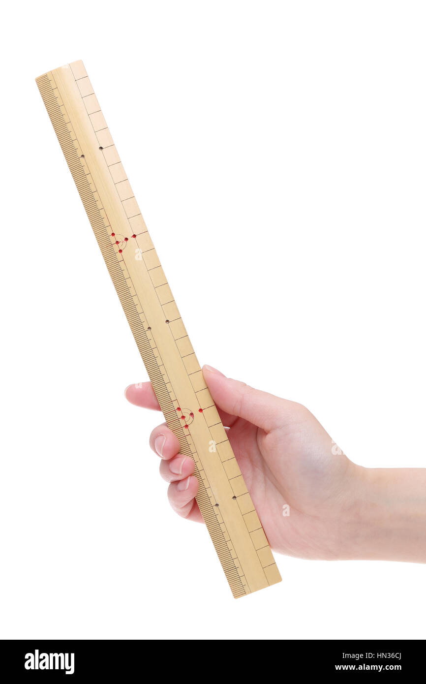 Main tenant asian règle en bois isolé sur fond blanc Banque D'Images
