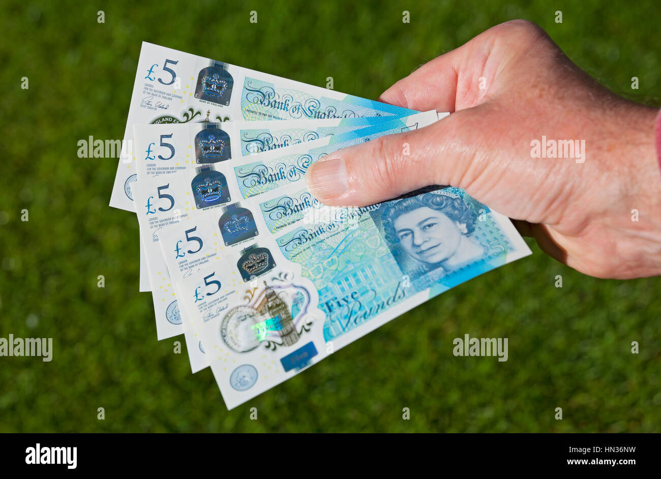 Man holding polymère nouveau livre cinq notes. Banque D'Images