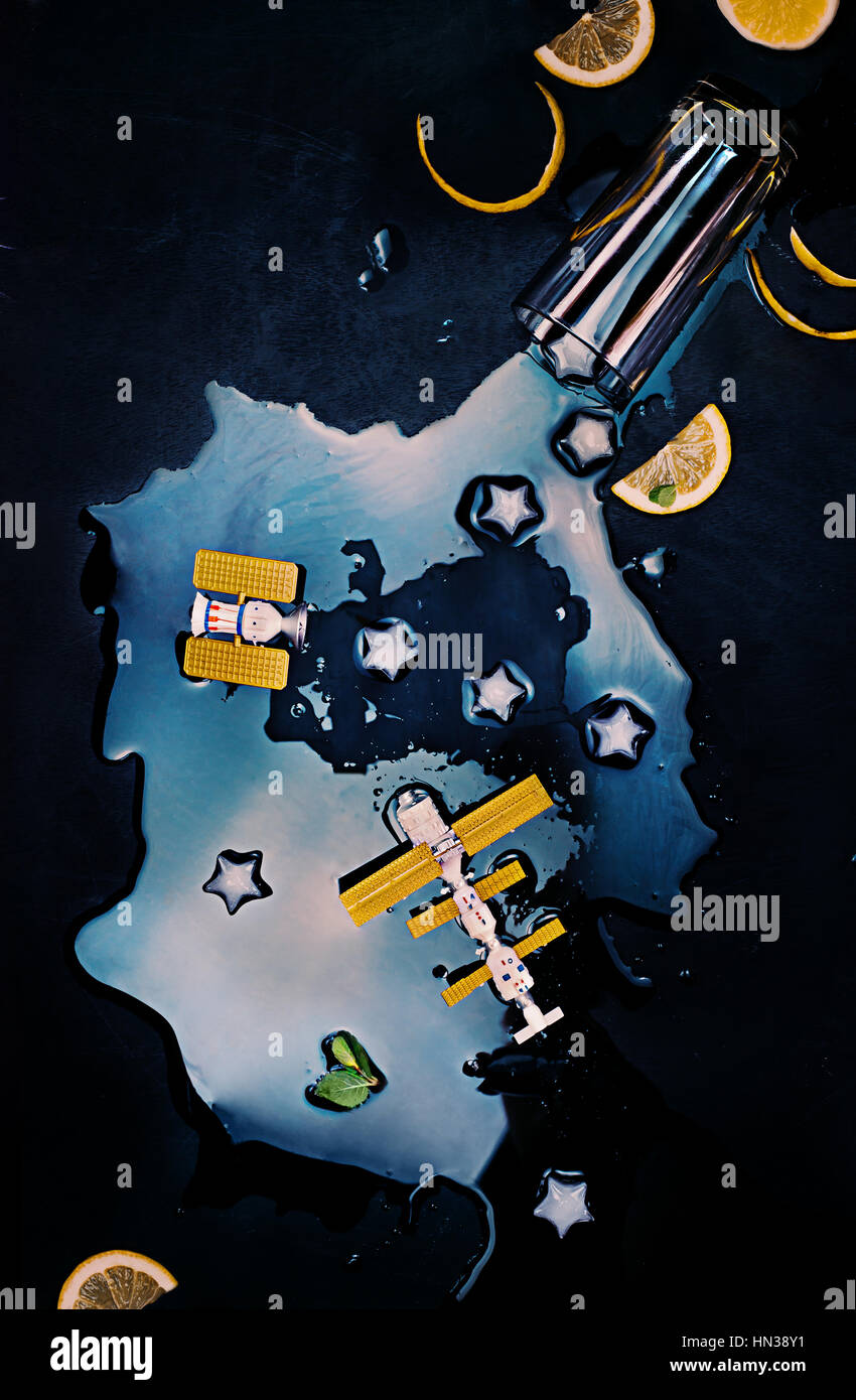 Un galass de galaxie renversé avec des étoiles de la glace et de stations spatiales Banque D'Images Un galass de galaxie renversé avec des étoiles de la glace et de stations spatiales Banque D'Images