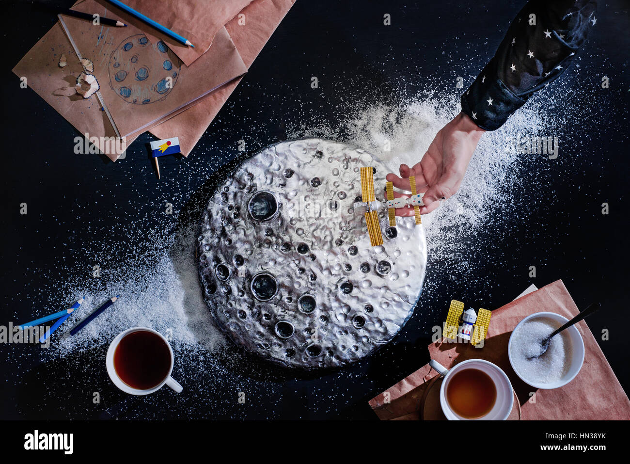 Un modèle d'une grande surface de la Lune dans une vie encore la  composition avec café, sucre, renversé des dessins d'enfants et des modèles  de jouets Photo Stock - Alamy