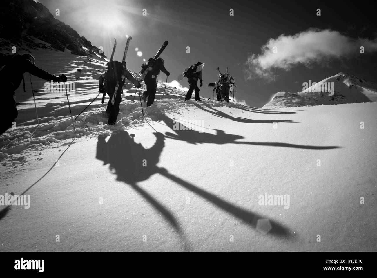 Skieurs et planchistes Randonner selle sur leur chemin vers le sommet de Silverton Mountain Banque D'Images