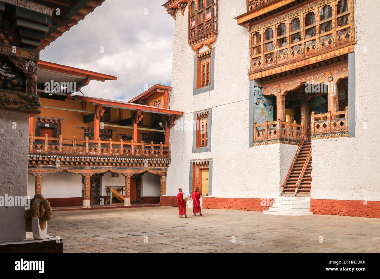 Deux moines marcher dans le Temple de Punakha Dzong, le Bhoutan Banque D'Images