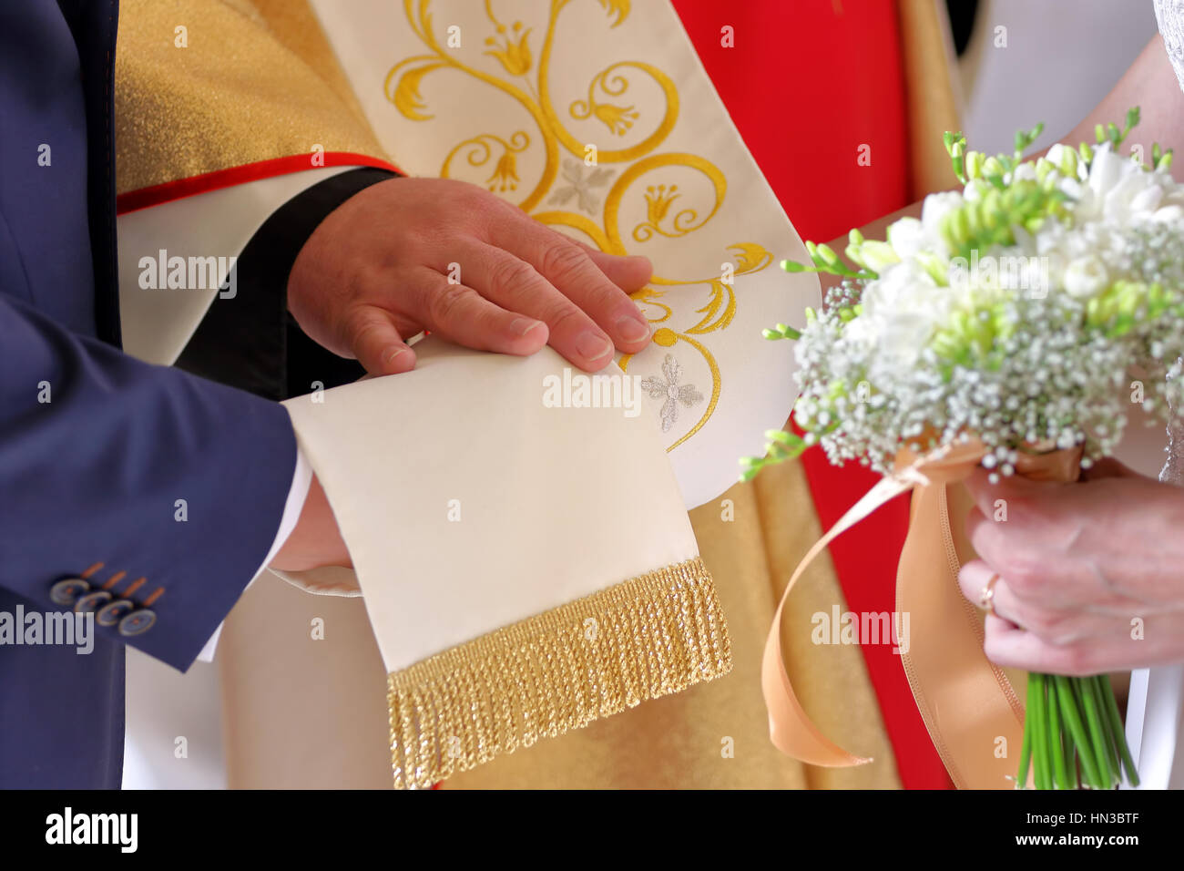 Mariée et le marié pendant l'échange des alliances à l'église Banque D'Images