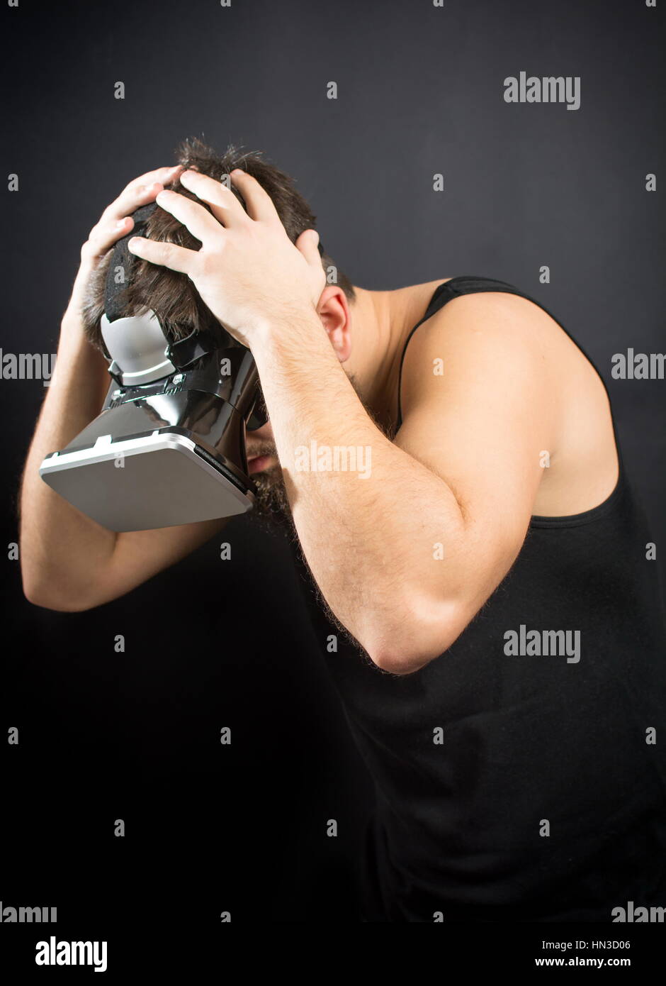 Peur barbu portant des lunettes VR Banque D'Images