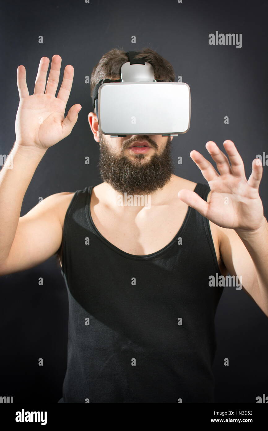 Peur barbu portant des lunettes VR Banque D'Images