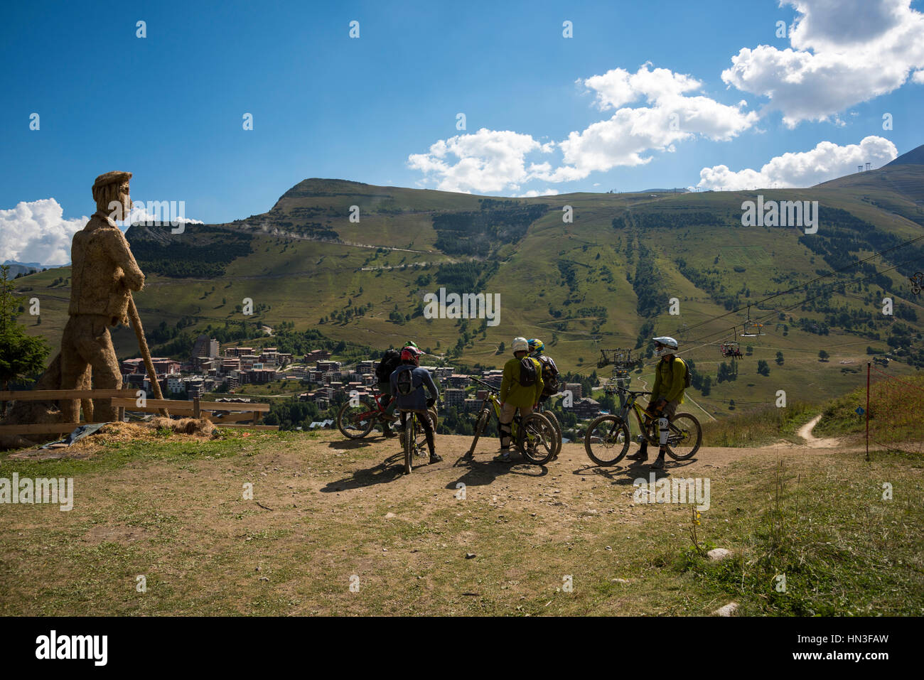 Les motards sur MTB dans le village de l''Deux' Alpes, France Banque D'Images