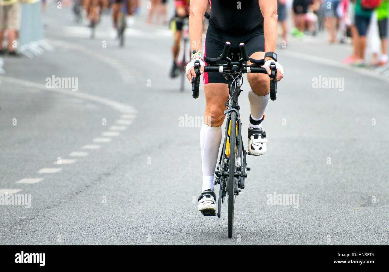 Méconnaissable cycliste professionnel au cours de la compétition de vélo. Banque D'Images