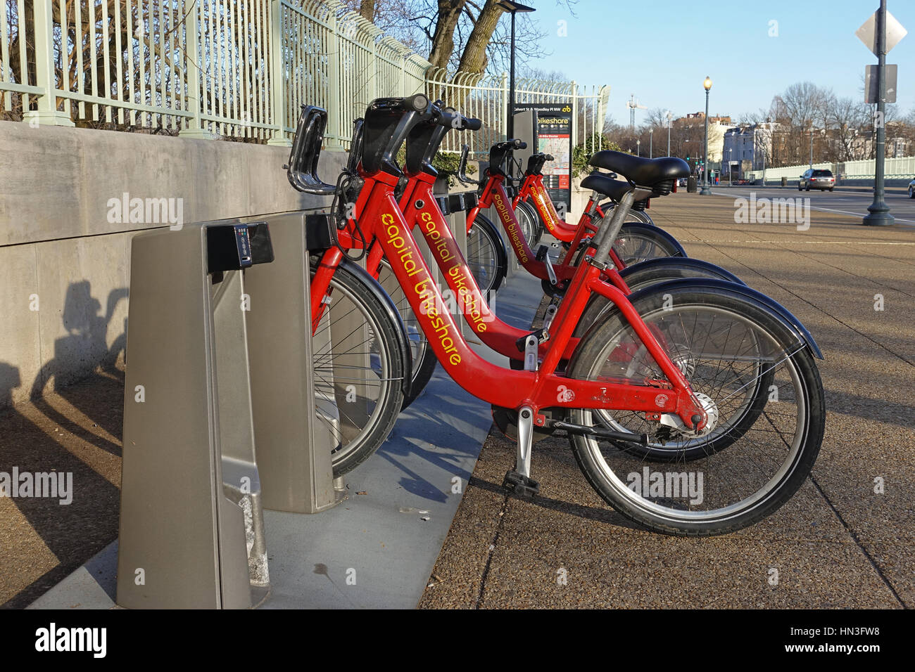 Les cavaliers attendent vélos Vélo Capital, partager, programme de partage de vélos populaires dans Washington, DC près de Woodley Park et Adams Morgan. Banque D'Images