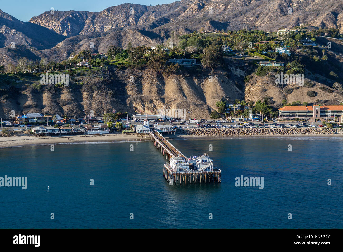 Malibu, Californie, Etats-Unis - le 17 décembre 2016 : Après-midi d'antenne Malibu Pier et de la montagnes de Santa Monica. Banque D'Images