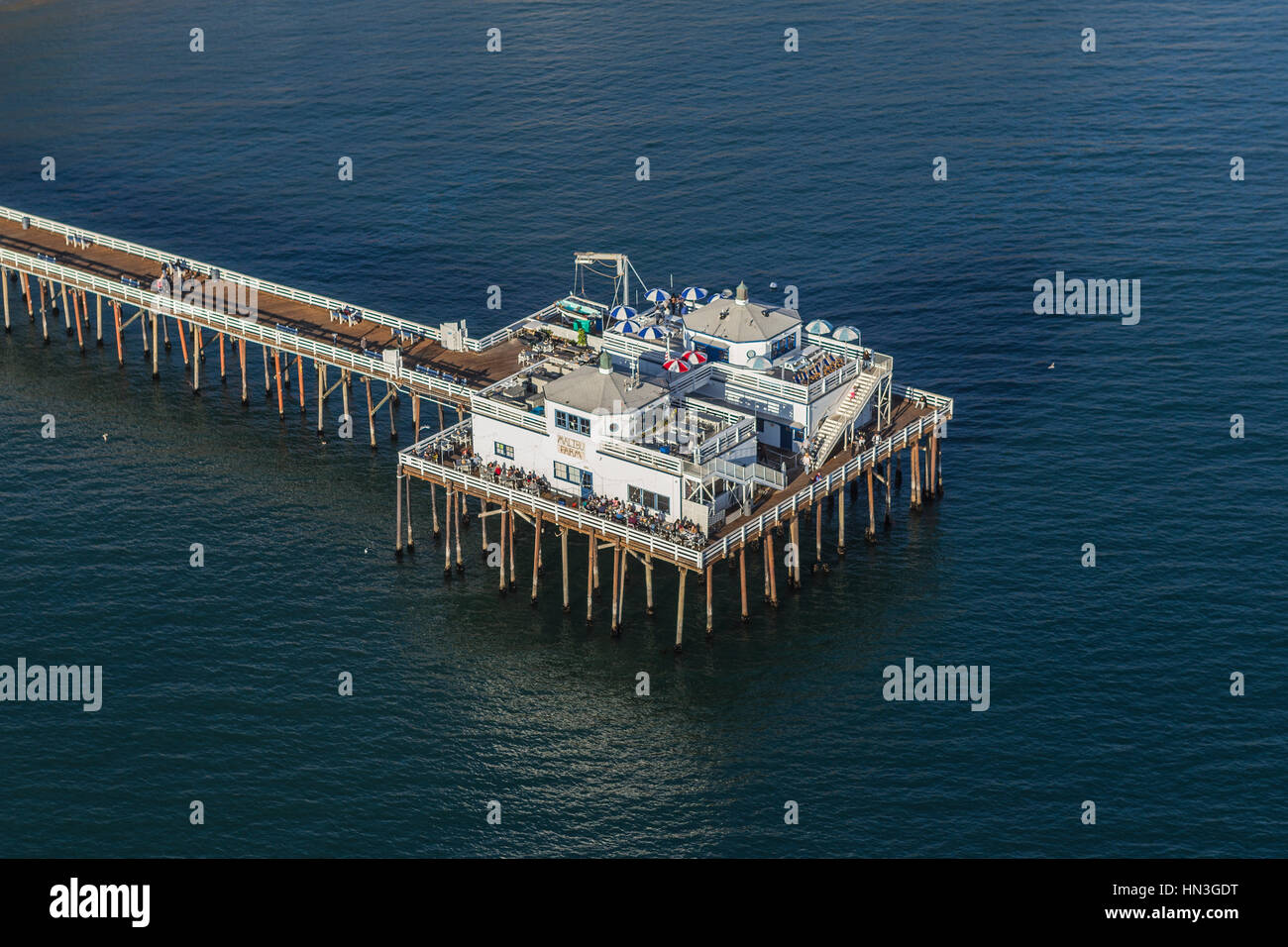 Malibu, Californie, Etats-Unis - le 17 décembre 2016 : antenne de Malibu Pier historique dans la baie de Santa Monica. Banque D'Images