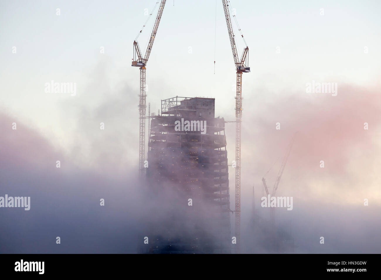 San Francisco, Californie, USA - 14 janvier 2017 : 1070 Salesforce pied grues de construction Tour tôt le matin dans le brouillard. Banque D'Images