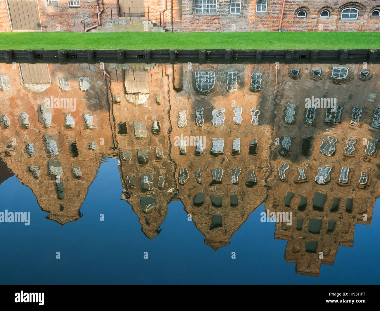 La mise en miroir de l'entreposage du sel de Luebeck, Allemagne, dans l'eau ; Banque D'Images