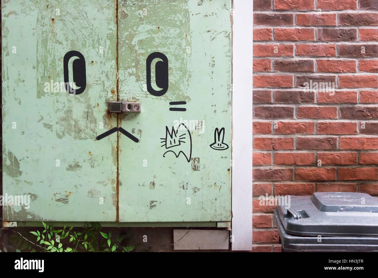 Couvercle de la boîte d'utilité avec cat peint photo, Tianzifang, une enclave d'art et d'artisanat dans la concession française, Shanghai, Chine Banque D'Images