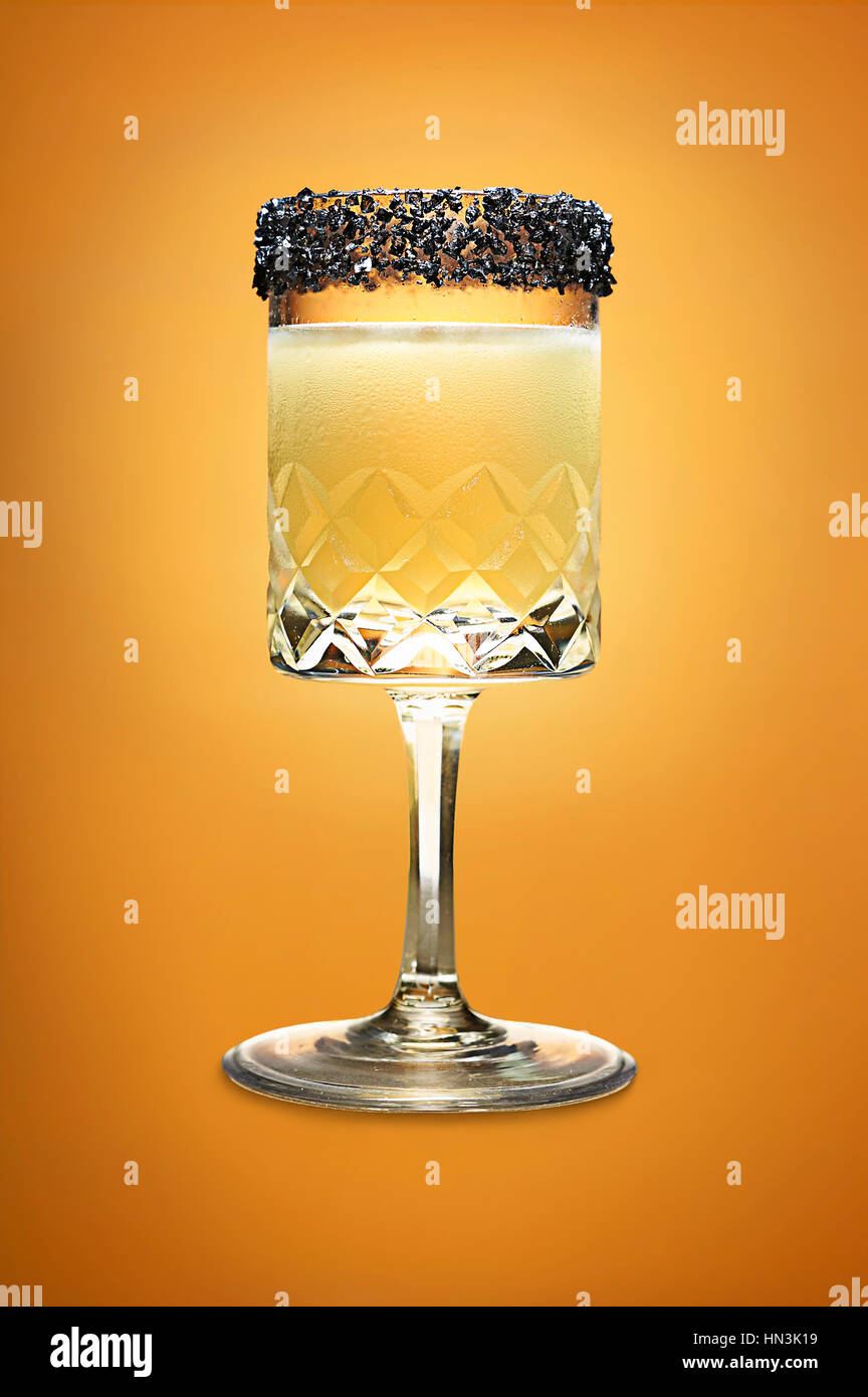 Seul orange crusta cocktail sur fond orange avec sel noir jante Banque D'Images