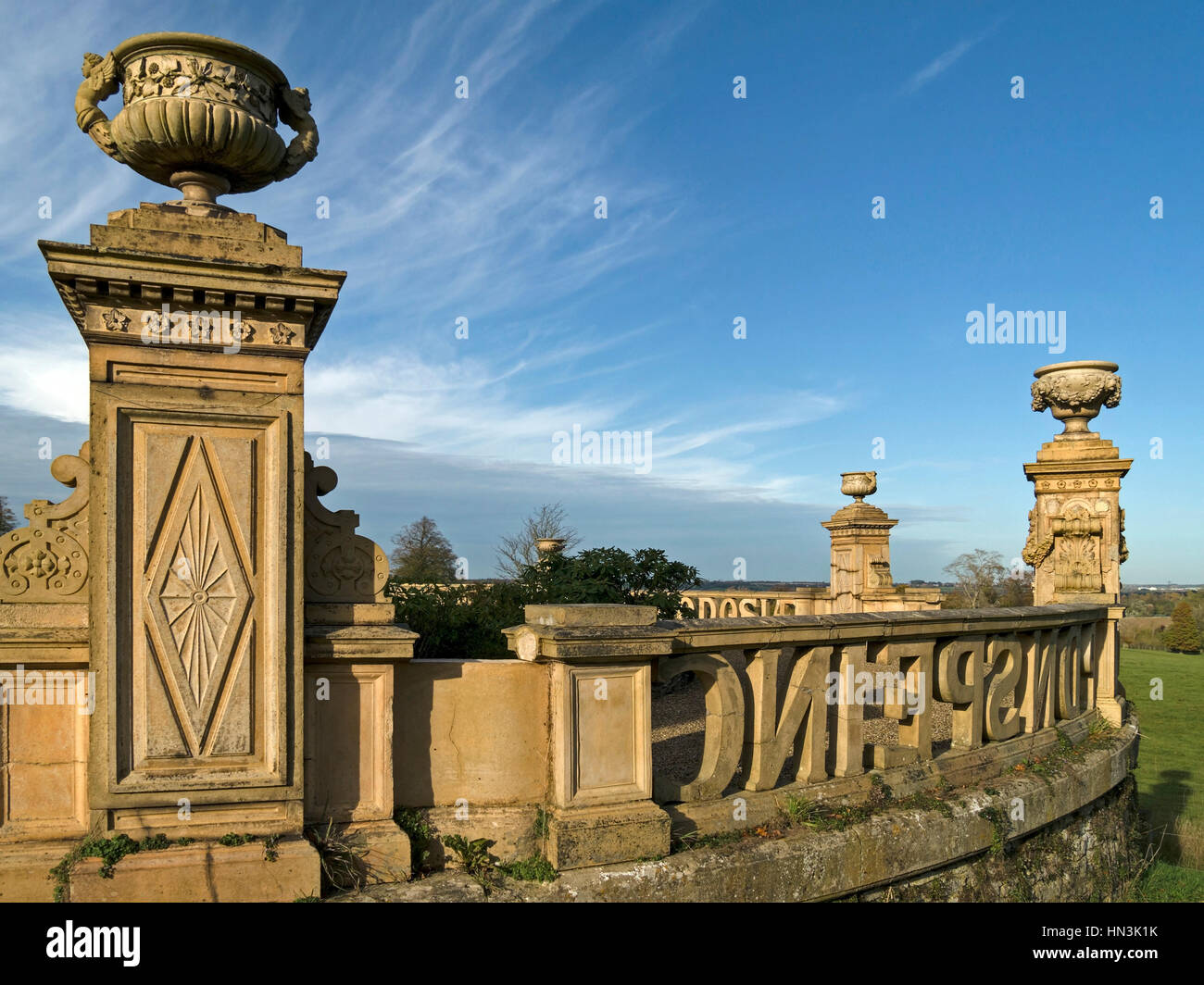 Balustrade de pierre ouvragée avec lettrage,Château Ashby House Gardens,Château Ashby, Northamptonshire, England, UK Banque D'Images
