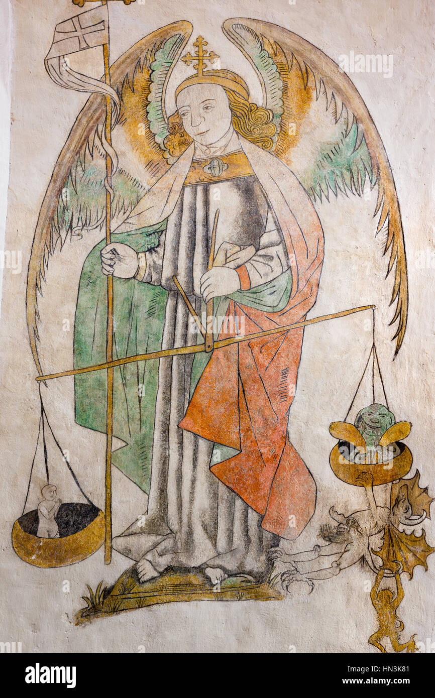Saint Michel pesant une âme, devils pendaison de l'autre côté, une fresque dans la cathédrale d'Aarhus, Danemark - Juni 21, 2015 Banque D'Images