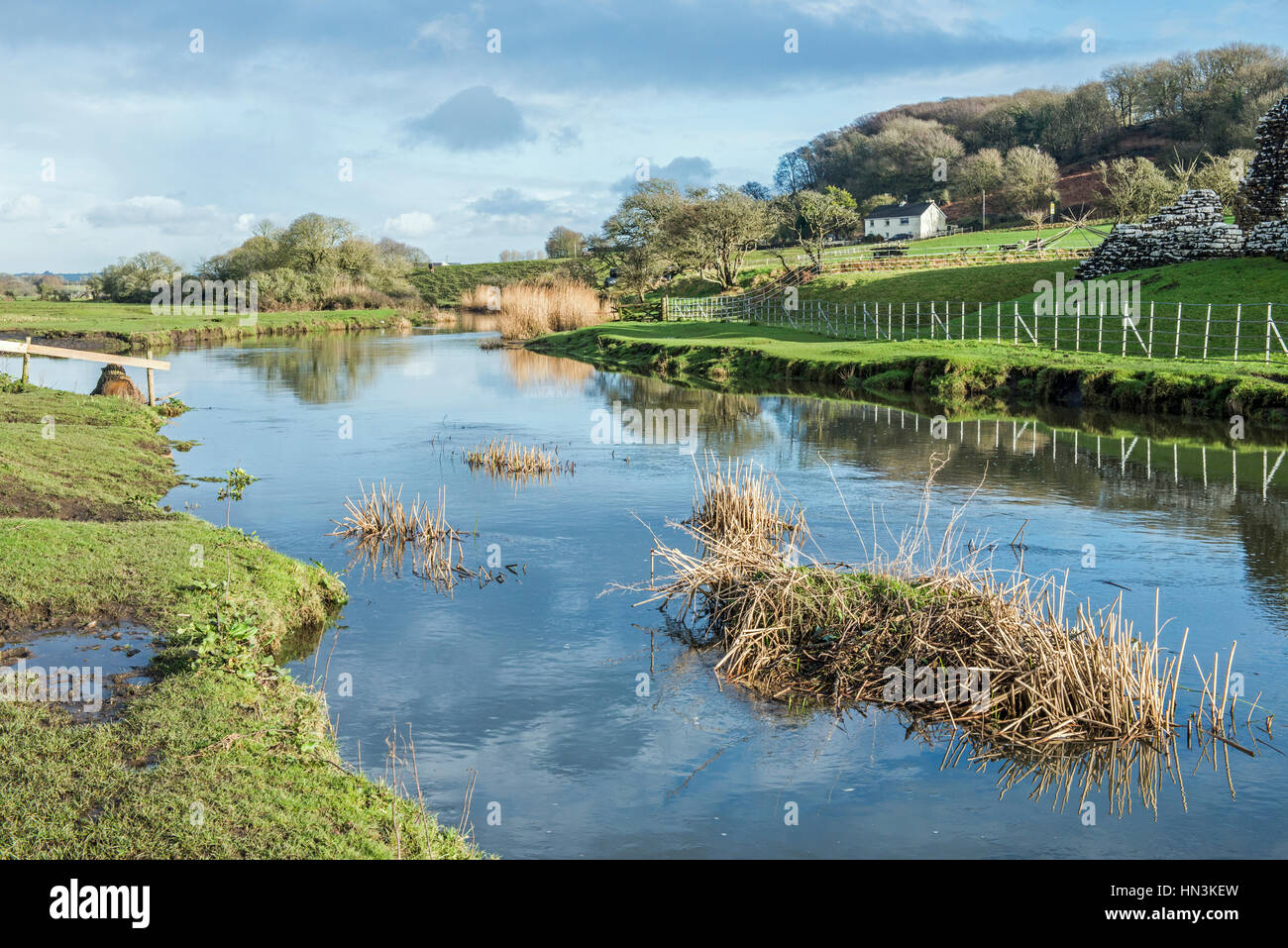 La rivière Ewenny près de Château de Ogmore dans la vallée de Glamorgan, Pays de Galles du sud Banque D'Images