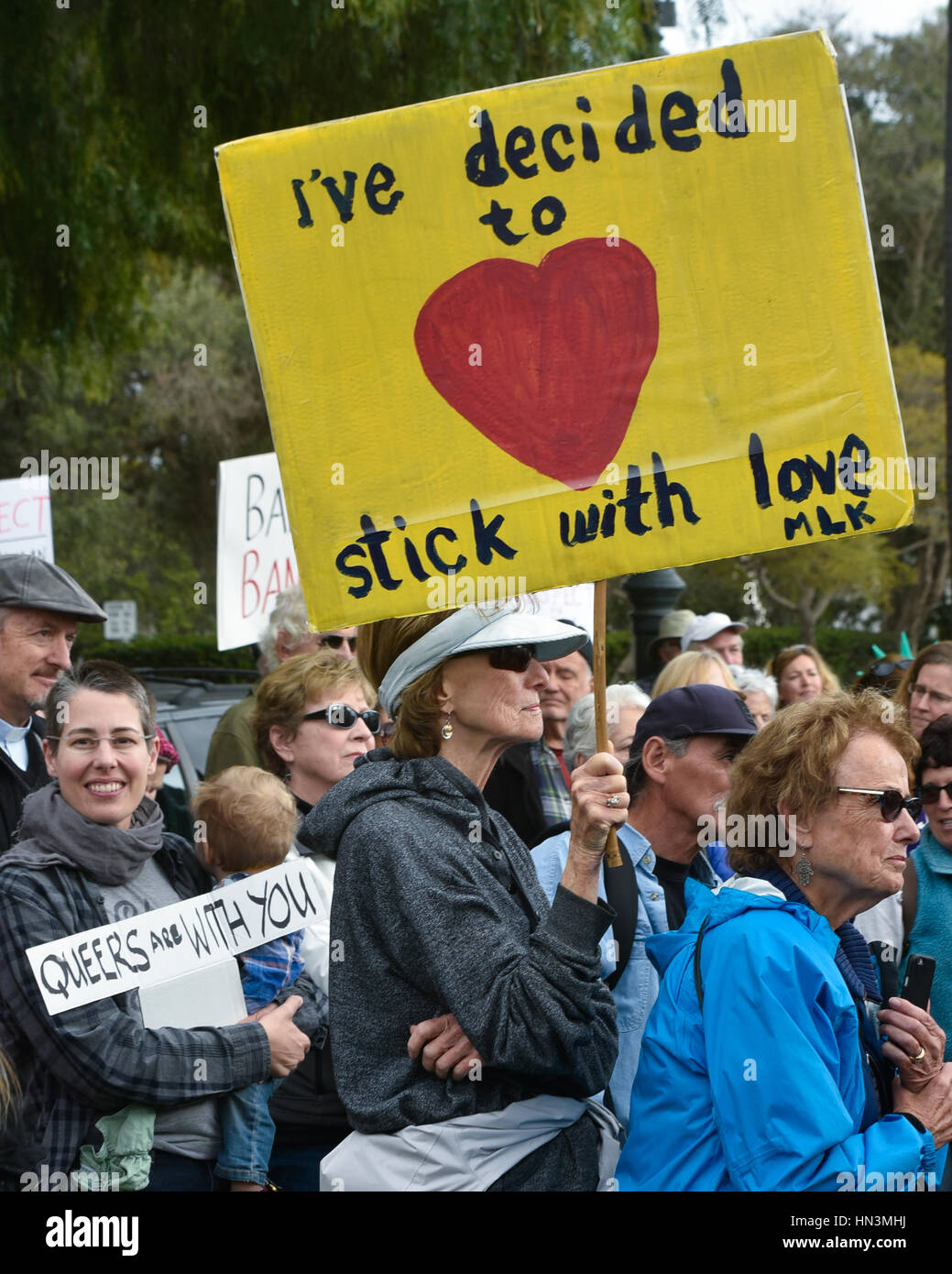 Holding signs de l'amour, et s'opposer à l'interdiction de voyager, à un rassemblement de manifestants musulmans Anti / Interdiction de voyager protester, Santa Barbara, Banque D'Images