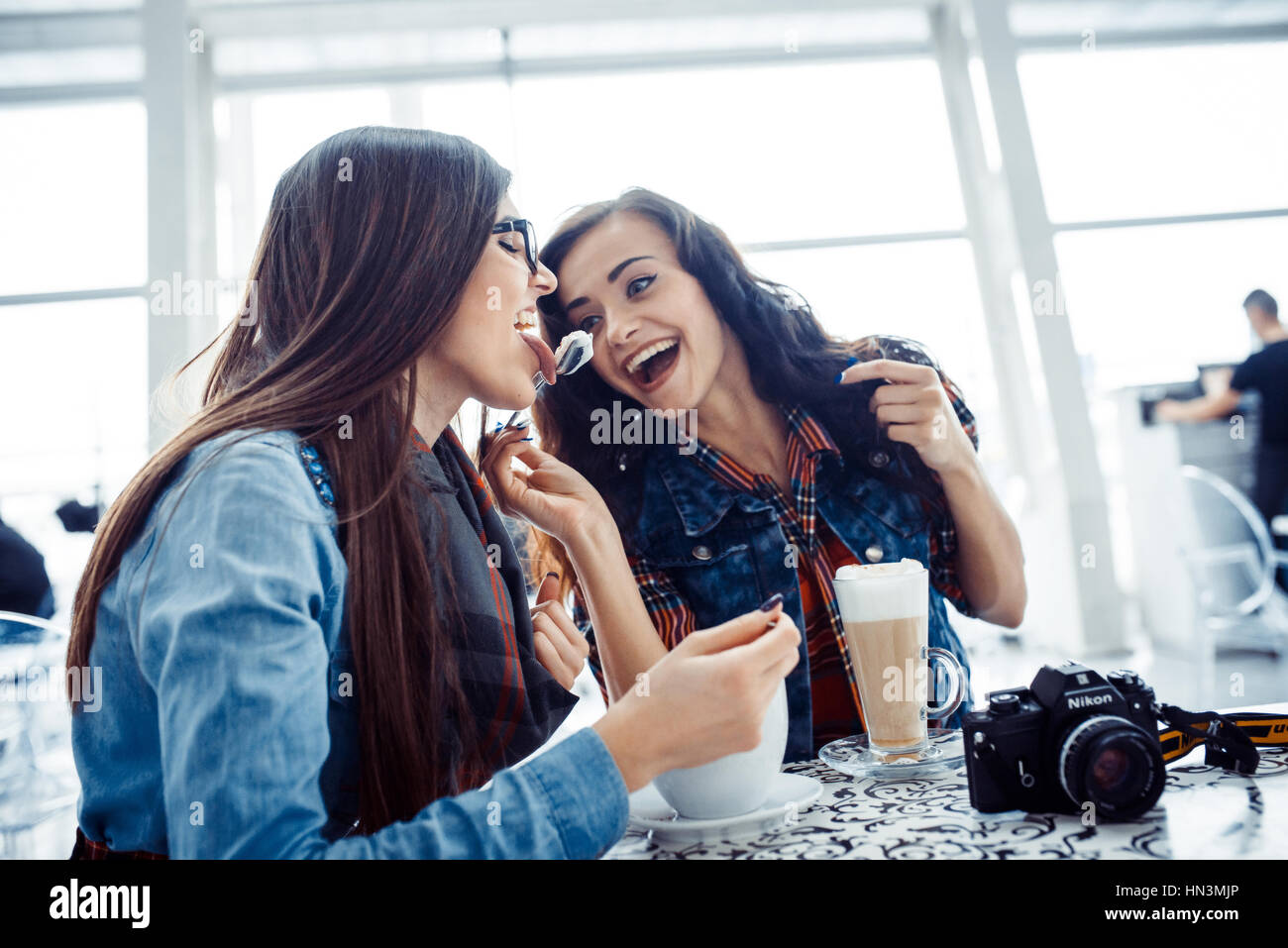 Fille de boire du café latte.Art et de retouche photos traitement spe Banque D'Images