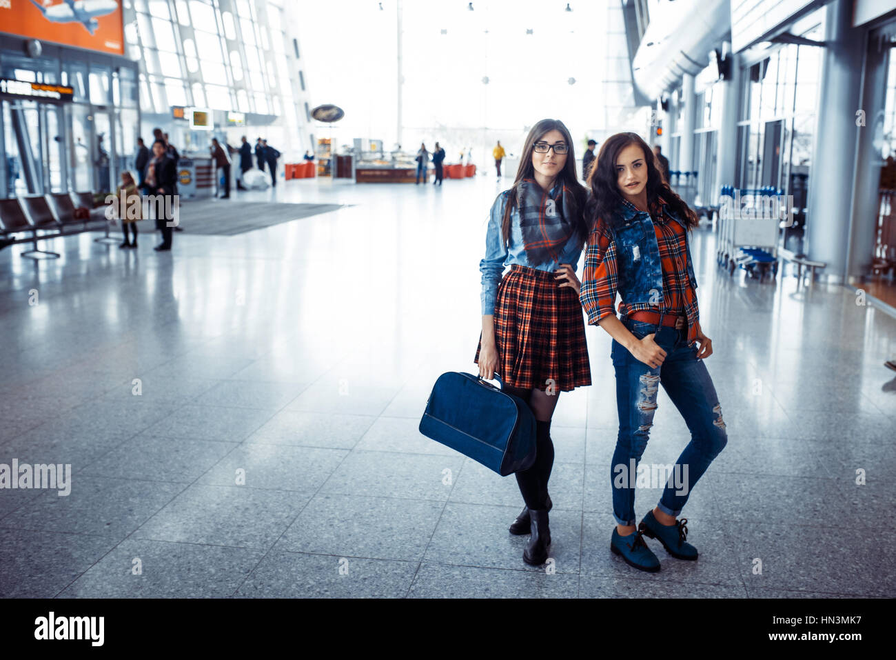Deux copines en attente à l'aéroport pour le vol.Art proces Photo Stock -  Alamy