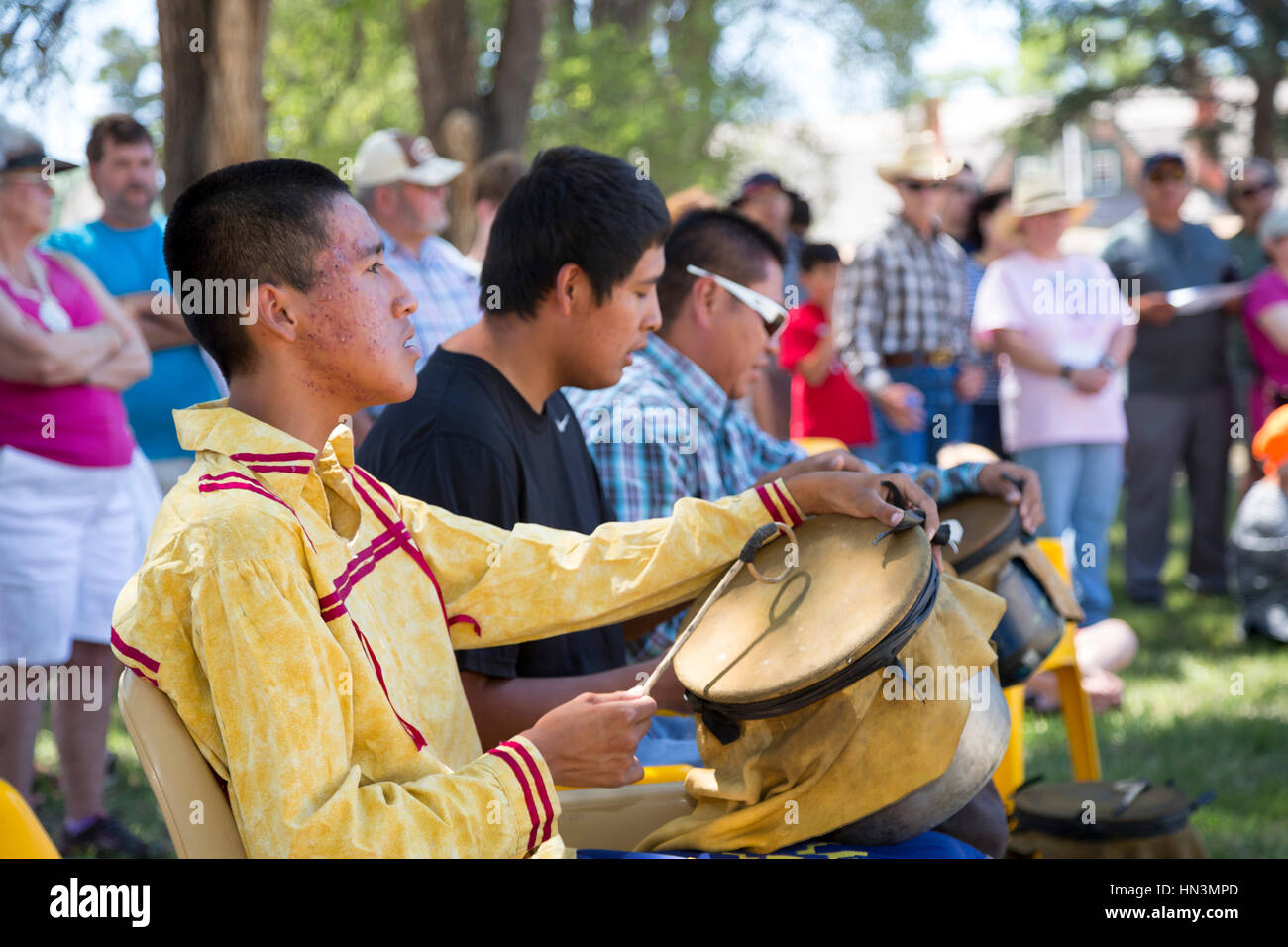 Fort Stanton, Nouveau Mexique - apache Mescalero drummers effectuer à 'Fort Stanton Live !, un programme annuel de l'histoire vivante. L'Armée construit le Fort Stanton dans Banque D'Images