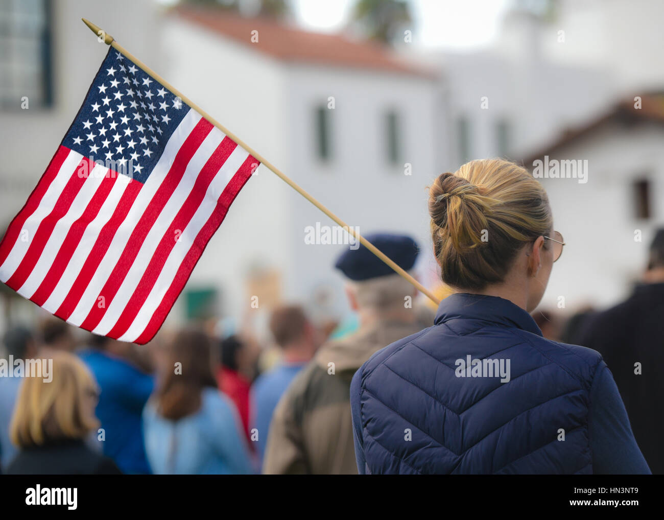 Démontrant une femme portant le drapeau américain à un rassemblement à ...