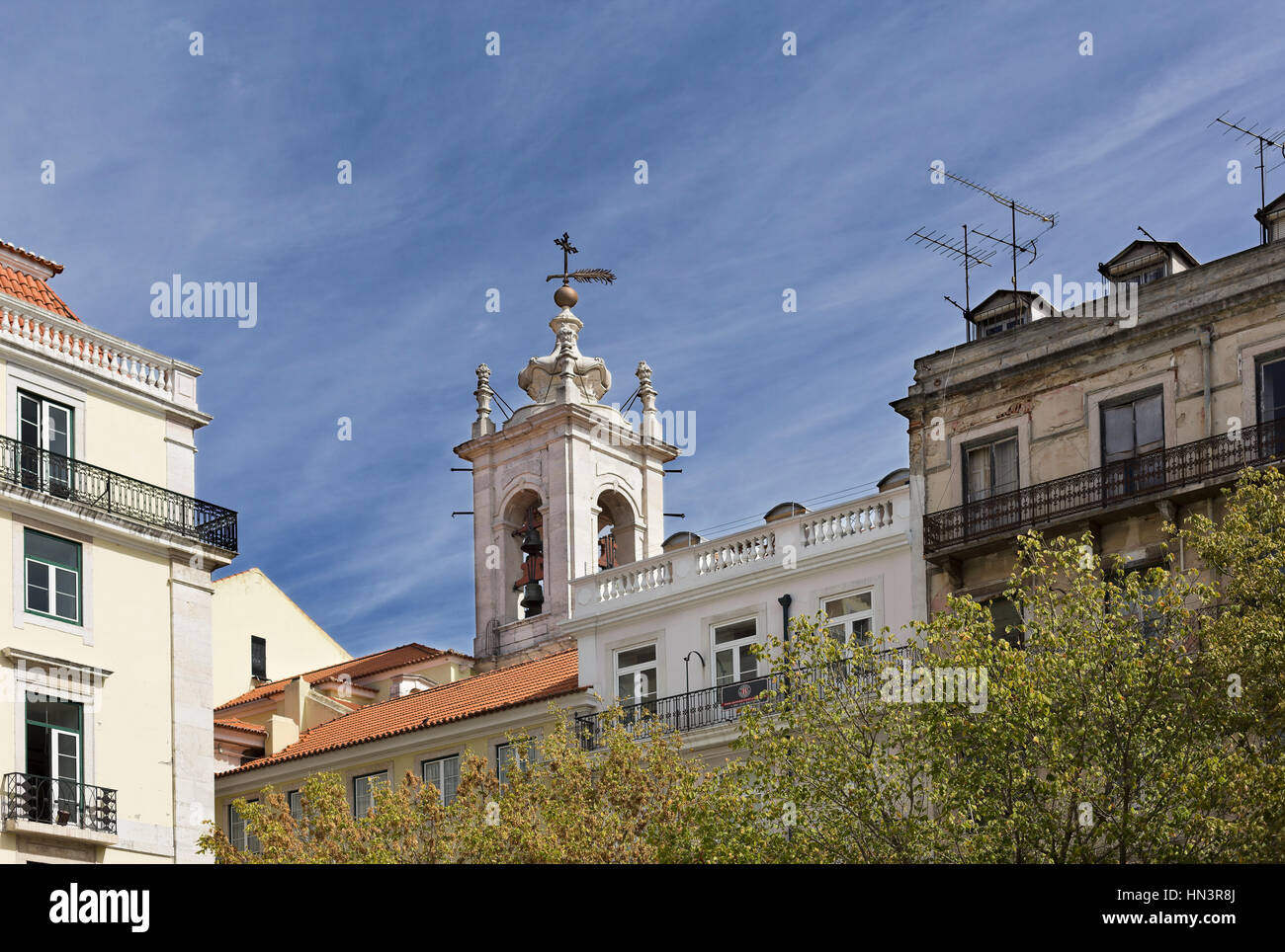 Vue sur le clocher de la basilique des martyrs dans les vieux quartiers de Lisbonne, Portugal Banque D'Images