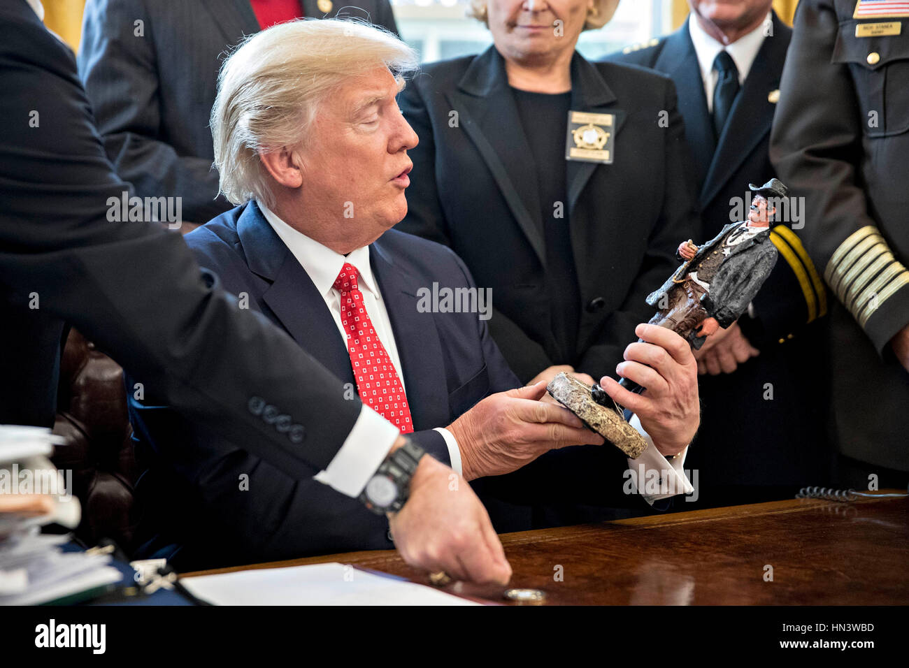 Washington DC, USA. 7 février 2017. Le Président américain Donald Trump ressemble à une statue qu'il a reçu en cadeau lors de sa rencontre avec county sheriffs dans le bureau ovale de la Maison Blanche à Washington, DC, États-Unis, le mardi, 7 février 2017. L'administration d'Atout sera de retour en cour mardi pour faire valoir qu'il a une grande autorité sur la sécurité nationale et d'exiger le rétablissement d'une interdiction de voyager à sept pays à majorité musulmane que les réfugiés en détresse, a déclenché des protestations et remis le jeune gouvernement son premier test crucial. Credit : MediaPunch Inc/Alamy Live News Banque D'Images