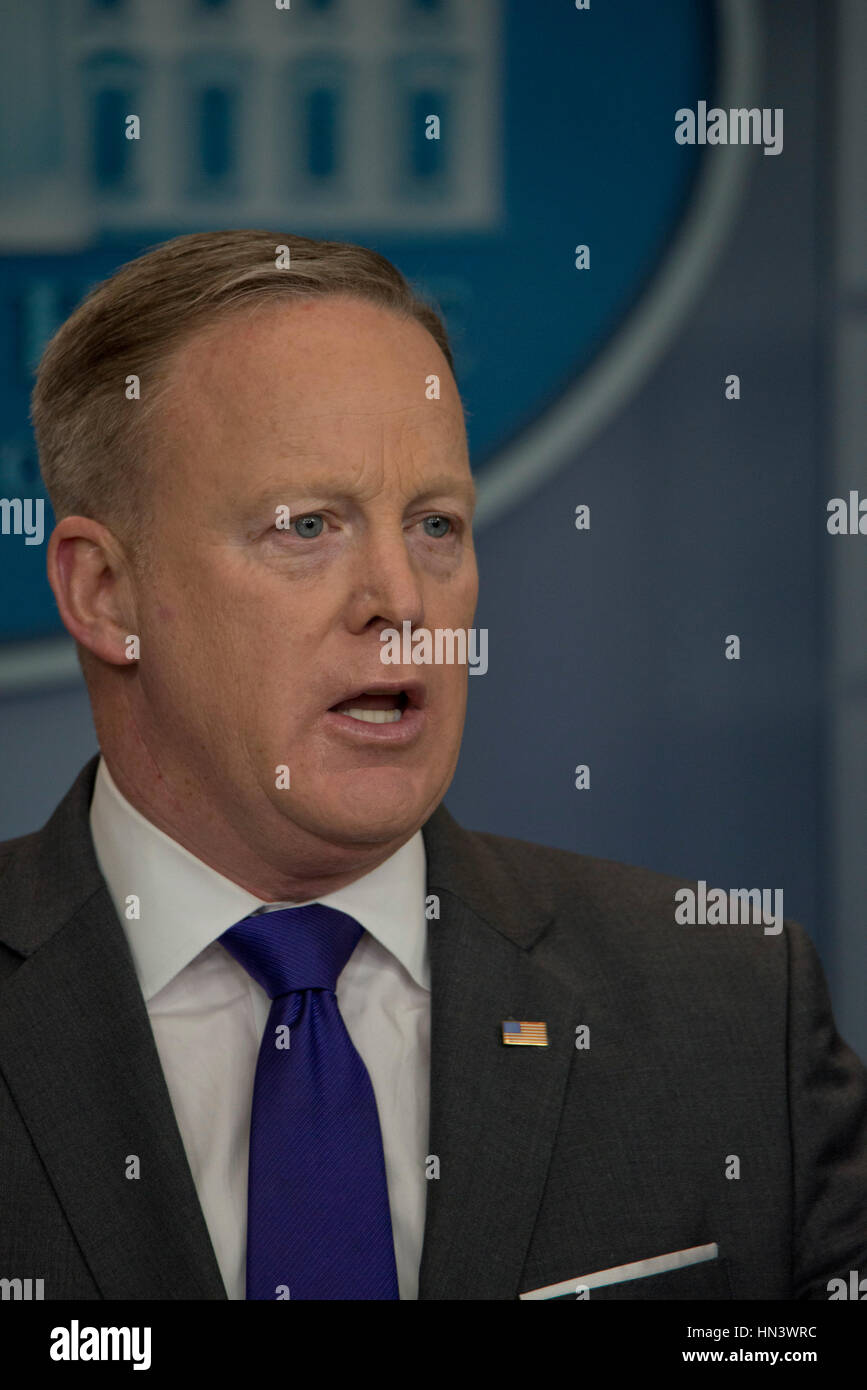 Washington DC, USA. 7 février 2017. Sean Spicer, le Secrétaire de presse de la Maison Blanche répond à des questions allant de la Vice-présidente Pence casting le vote décisif sur le ministre de l'Education la nomination à la prochaine audience judiciaire sur l'interdiction de l'immigration Trump Président au cours de la conférence de presse quotidienne. Patsy Lynch/MediaPunch/Alamy Live News Banque D'Images