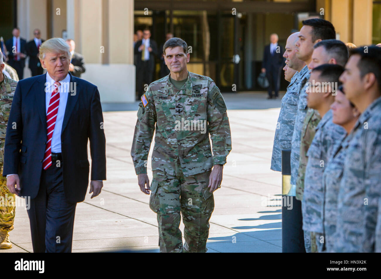 Président américain Donald Trump marche dernières escorté par des soldats de l'armée américaine le général Joseph Votel, lors d'une visite à l'U.S. Central Command à la base aérienne MacDill, 6 février 2017, à Tampa, en Floride. Credit : Planetpix/Alamy Live News Banque D'Images