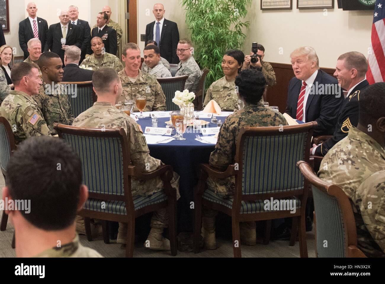 Président américain Donald Trump a déjeuner avec des troupes lors d'une visite à l'U.S. Central Command à la base aérienne MacDill, 6 février 2017, à Tampa, en Floride. Credit : Planetpix/Alamy Live News Banque D'Images