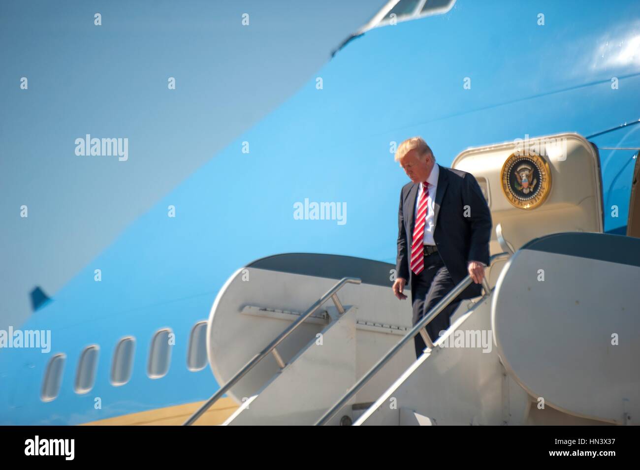 Président américain Donald Trump marche dans les pas de l'Air Force One après son arrivée pour une visite à l'U.S. Central Command à la base aérienne MacDill, 6 février 2017, à Tampa, en Floride. Credit : Planetpix/Alamy Live News Banque D'Images