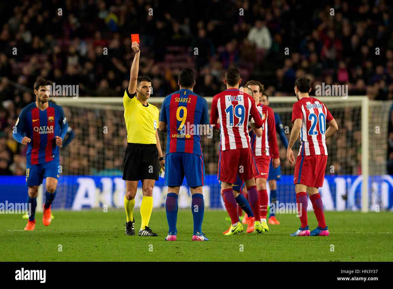 Barcelone, Espagne. 7 Février, 2017. L'arbitre montre le carton rouge à  Barcelone, Luis Suarez (3L) lors de la deuxième demi-finale de la Coupe du  Roi leg match de football contre l'Atlético de