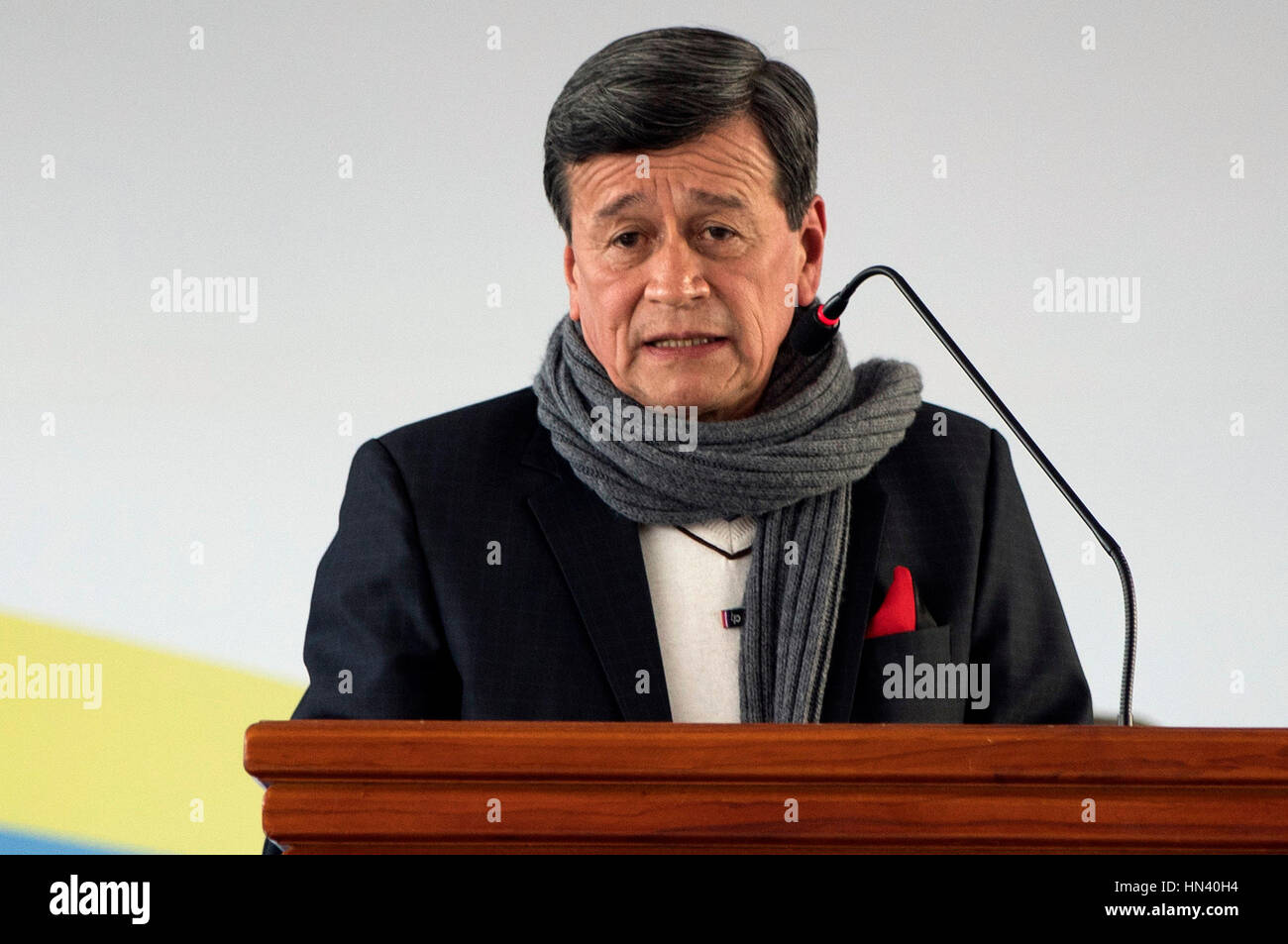 Quito, Equateur. 7 Février, 2017. Negotiatior la tête de l'Armée de libération nationale (ELN) Pablo Beltran prononce un discours lors de la cérémonie d'inauguration pour les pourparlers de paix entre l'ELN et le gouvernement colombien, à Quito, Équateur, le 7 février 2017. Le gouvernement colombien et l'Armée de libération nationale (ELN) groupe de guérilla officiellement le mardi a entamé des pourparlers visant à mettre fin à cinq décennies de combats. Credit : Santiago Armas/Xinhua/Alamy Live News Banque D'Images