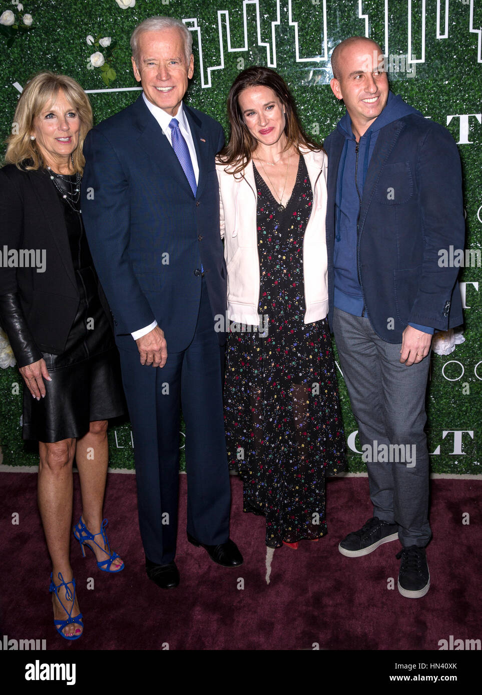 New York City, USA. 07Th Feb 2017. (L-R) Dr. Jill Biden, vice-président Joe Biden, fondateur de subsistance Ashley Biden, et Doré & Saks OFF 5ème Président Jonathan Greller assister à la dorure et Ashley Biden célébration du lancement de la Collection Printemps d'existence exclusive au lieu Crédit : Ovidiu Hrubaru/Alamy Live News Banque D'Images