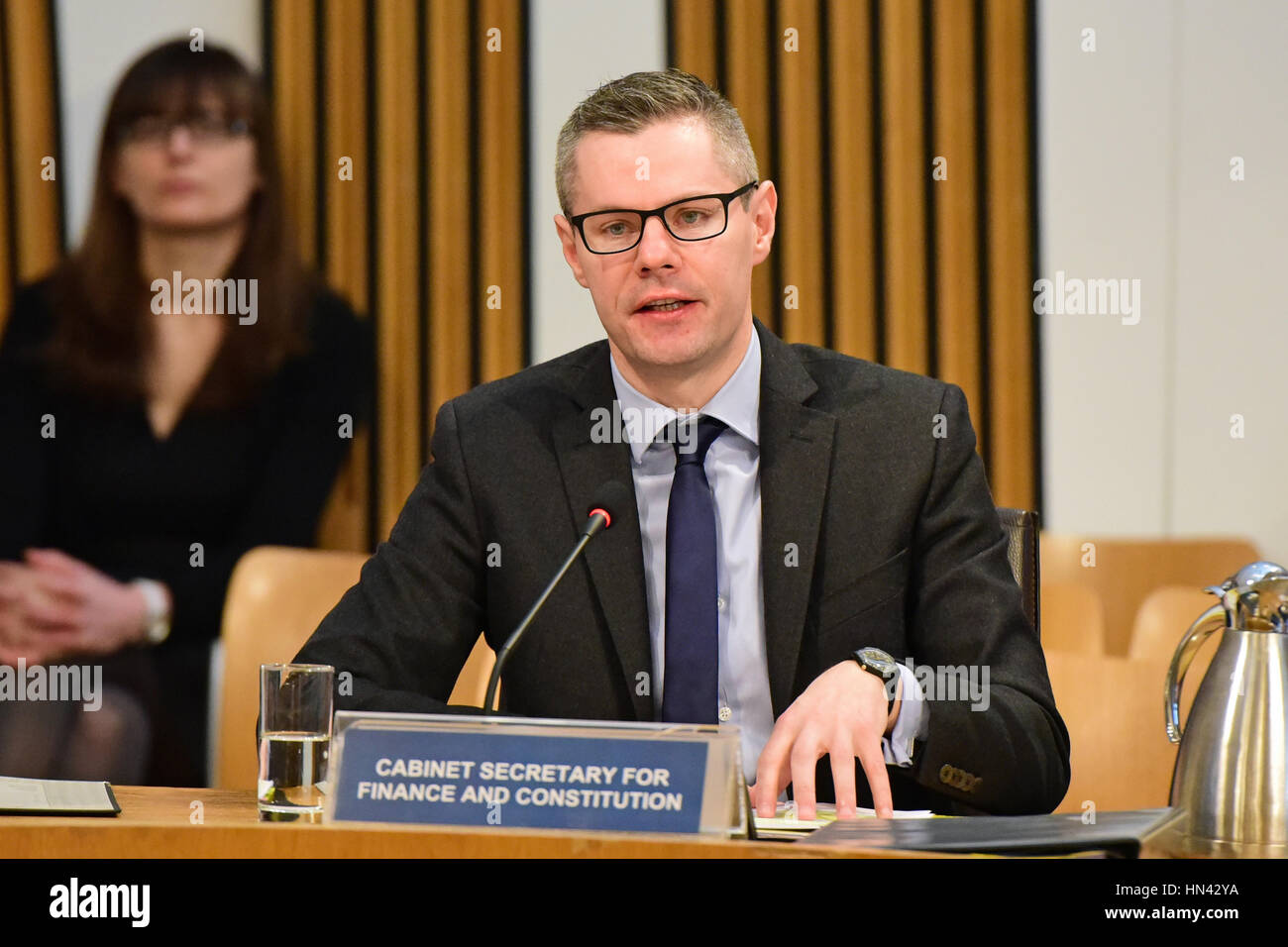 Edinburgh, Royaume-Uni. Feb 8, 2017. Secrétaire du Cabinet aux Finances Derek Mackay fait preuve à la Commission des finances et de constitution du Parlement écossais, au début de la phase deux du budget (Ecosse) Projet de loi, Ken Crédit : Jack/Alamy Live News Banque D'Images