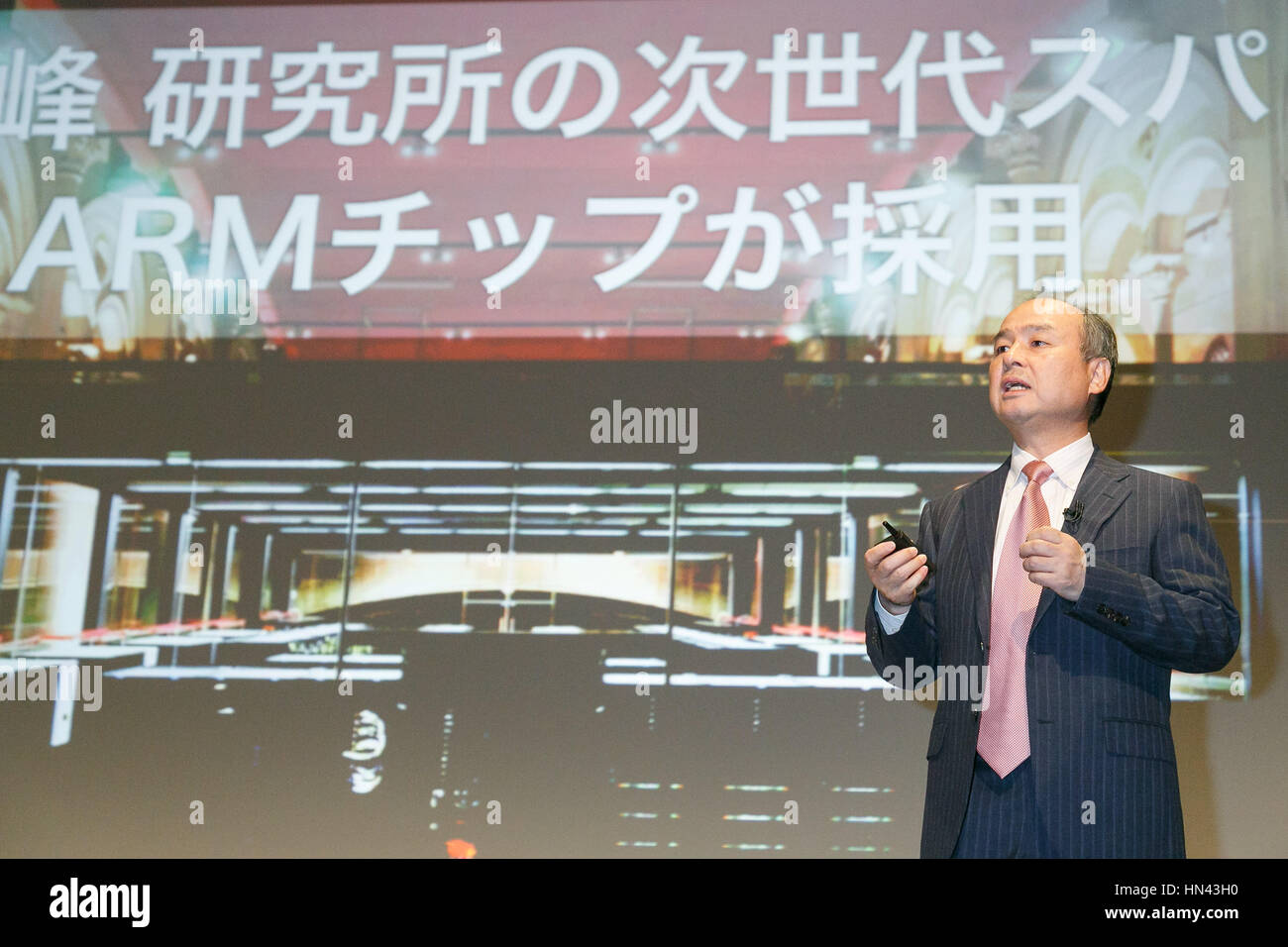 Groupe SoftBank Corp. CHEF Masayoshi fils parle pendant une conférence de presse le 8 février 2017, Tokyo, Japon. Son fils ont annoncé une hausse de 18 % dans le bénéfice d'exploitation de la société jusqu'à la fin de l'exercice troisième trimestre par rapport à l'année précédente. Fils a également dit qu'il projette d'investir plus dans les États-Unis dans le cadre d'atout et de l'administration estime que la déréglementation signifie de meilleures conditions pour les entreprises pour les Japonais groupe de télécommunications. Il s'est refusé à tout commentaire sur la controversée d'Atout les politiques d'immigration. Credit : Rodrigo Reyes Marin/AFLO/Alamy Live News Banque D'Images
