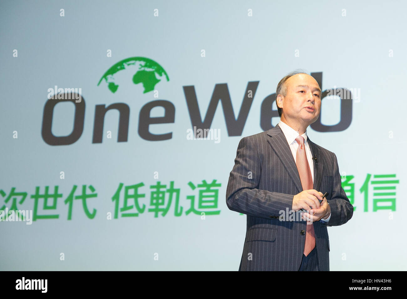 Groupe SoftBank Corp. CHEF Masayoshi fils parle pendant une conférence de presse le 8 février 2017, Tokyo, Japon. Son fils ont annoncé une hausse de 18 % dans le bénéfice d'exploitation de la société jusqu'à la fin de l'exercice troisième trimestre par rapport à l'année précédente. Fils a également dit qu'il projette d'investir plus dans les États-Unis dans le cadre d'atout et de l'administration estime que la déréglementation signifie de meilleures conditions pour les entreprises pour les Japonais groupe de télécommunications. Il s'est refusé à tout commentaire sur la controversée d'Atout les politiques d'immigration. Credit : Rodrigo Reyes Marin/AFLO/Alamy Live News Banque D'Images