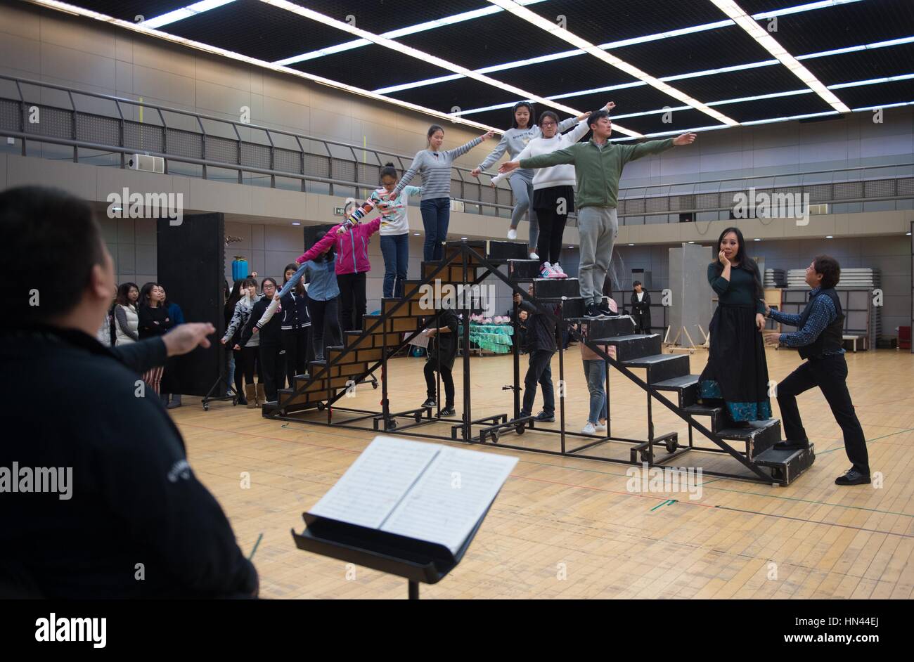 Beijing, Chine. Feb 8, 2017. Acteurs effectuer lors d'une répétition de l'opéra Turandot au National Center for the Performing Arts (NCPA) à Beijing, capitale de Chine, le 8 février 2017. L'opéra Turandot aura lieu au NCPA de 10 févr. 15 à 19. Credit : Luo Xiaoguang/Xinhua/Alamy Live News Banque D'Images