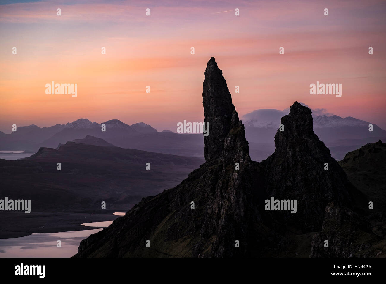 Une aube du ciel rempli d'oranges et de rose sur le vieil homme de Storr sur l'île de Skye. Banque D'Images