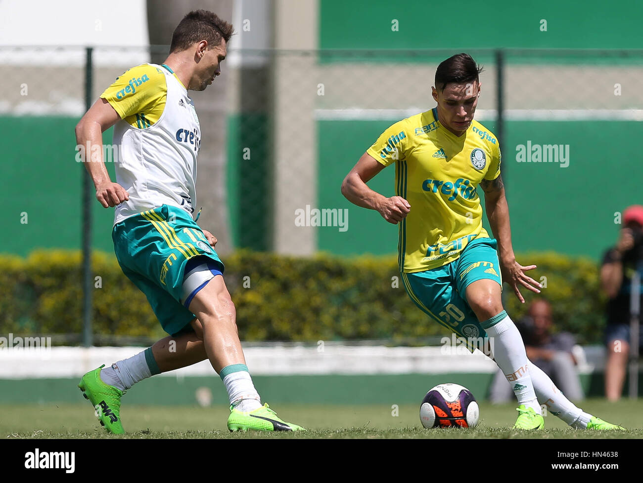 SÃO PAULO, SP - 08.02.2017 : TREINO N PALMEIRAS - Les joueurs Moïse et Raphael Veiga (D), le SE Palmeiras, au cours de la formation, l'Académie de football. (Photo : Cesar Greco/Fotoarena) Banque D'Images